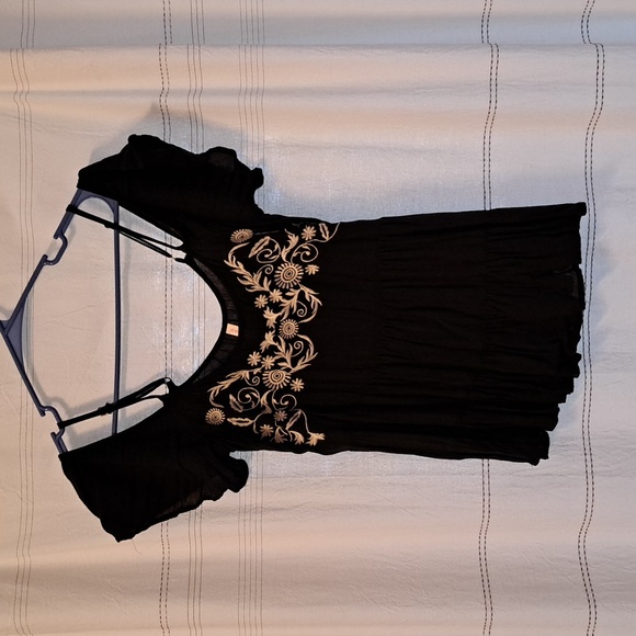 Xhilaration xs black and white embroidered top open shoulder cold shoulder top - Picture 1 of 4